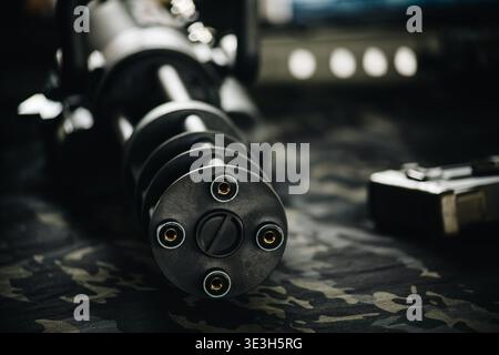 Un primo piano di armi tattiche dell'esercito militare al buio per un moderno sfondo bellico Foto Stock