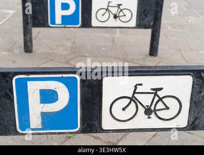 Cartello per il parcheggio delle biciclette a Worcester City. Foto Stock