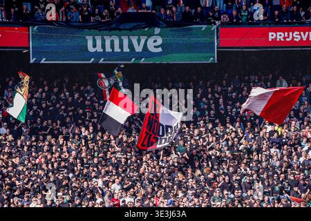 I tifosi del Feyenoord hanno preceduto l'incontro olandese Eredivisie tra il Feyenoord Rotterdam e l'AFC Ajax allo Stadion Feijenoord il 22 marzo 2026 a Rotterdam, nei Paesi Bassi. (Crediti: WART Brinkerhof/MTB-Photo/Alamy Live News) Foto Stock
