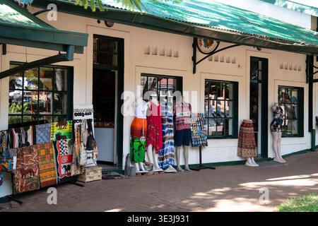 Scena di strada con negozi nella città di Victoria Falls, Zimbabwe Foto Stock
