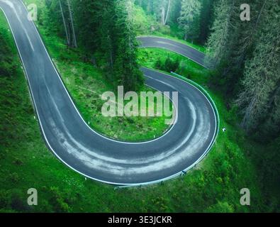 Vista aerea della strada bagnata e della foresta verde in estate Foto Stock