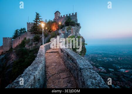 Vista del crepuscolo di San Marino all'alba Foto Stock