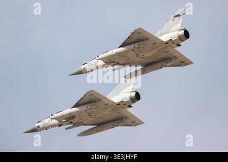 Dubai, Emirati Arabi Uniti - 17 novembre 2025: Aerei da caccia Dassault Mirage 2000-9 della United Arab Emirates Air Force che volano in stretta formazione Foto Stock