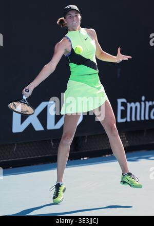 La tennista austriaca Lilli Tagger gioca un tiro in fronte all'Australian Open 2026, Melbourne Park, Melbourne, Victoria, Australia. Foto Stock
