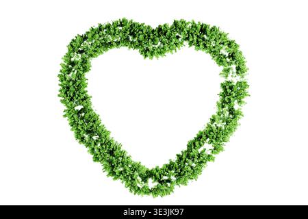 Forma a cuore composta da foglie verdi fresche isolate su sfondo bianco. rendering 3d. Foto Stock