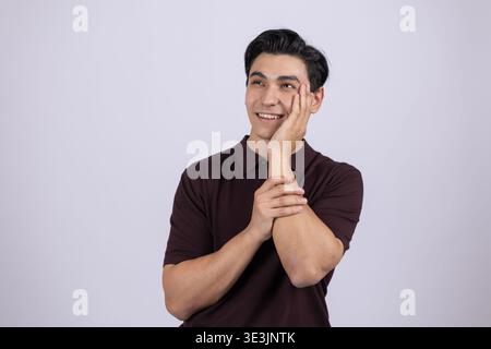 Uomo sorridente e appoggiato alla mano Foto Stock