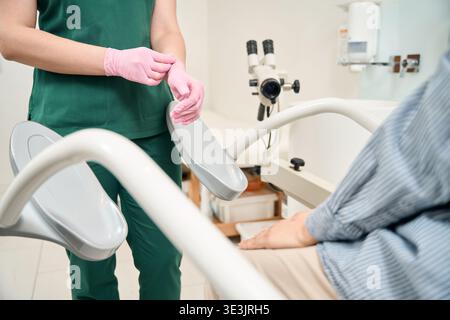 Medico assistendo il paziente nella sala esame Foto Stock