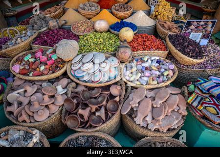 Marrakech Marocco - Un vivace mercato marocchino delle spezie a Marrakech, pieno di cesti di polveri colorate, erbe secche, fiori e prodotti artigianali Foto Stock