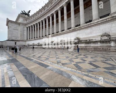 Vittoriano, Roma. Monumentale struttura in marmo bianco che celebra l'unificazione. I visitatori ammirano i suggestivi pavimenti a cassettoni e le colonne. Foto Stock