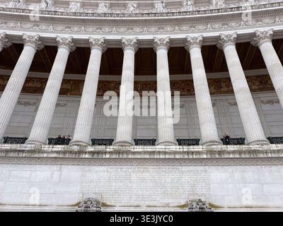 Dettagli della facciata del Monumento Vittoriano. Colonne in marmo bianco, iscrizioni storiche, balcone con vista turistica, Roma, Italia. Foto Stock