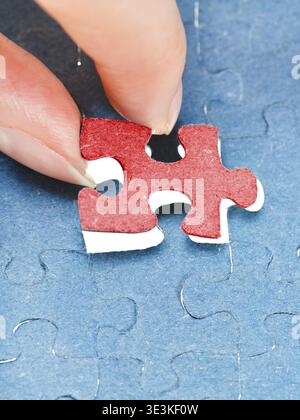 Metti insieme gli ultimi pezzi del puzzle nello spazio libero in puzzle compositi Foto Stock