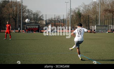 Un calciatore del Berliner AK 07 colpisce la palla attraverso il campo durante una partita contro Anker Wismar il 7 marzo 2026 a Wismar, in Germania. Foto Stock