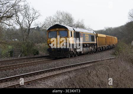 Locomotiva diesel GBRf classe 66 n. 66751 "Inspiration Delivered Hitachi Rail Europe" trainando un treno merci, Hatton North Junction, Warwickshire, Regno Unito Foto Stock