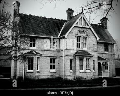 Una vista esterna in nero industriale ad alto contrasto della casa di St.Andrew all'interno dello sviluppo di Newland Homes a Kingston upon Hull, nell'East Yorkshire. Foto Stock