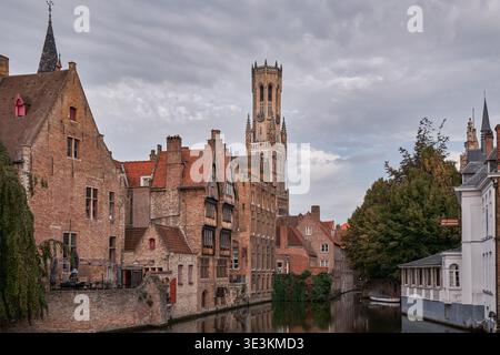 Vista di Rozenhoedkaai con edifici storici e la torre del campanile che si riflette nel canale di Bruges, Belgio Foto Stock