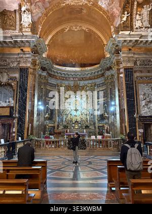 Chiesa di Santa Maria della Vittoria. Roma, Italia. Architettura barocca, altare dorato e soffitto affrescato celeste visitato dai turisti. Foto Stock