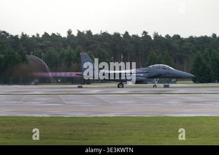 Aereo da caccia F-15E Strike Eagle 91-0318 dell'aeronautica militare STATUNITENSE McDonnell Douglas che si accende per decollare al crepuscolo. Cono del postbruciatore lungo, diamanti antiurto Foto Stock