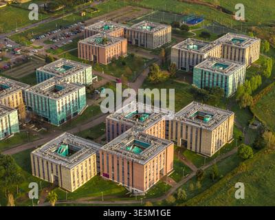Veduta aerea degli edifici vibranti e multicolori dell'Università di Tor Vergata annidati in spazi verdi, un paesaggio strutturato di apprendimento e leisu Foto Stock