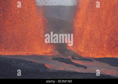 Kilauea, Stati Uniti d'America. 10 marzo 2026. Il divario tra le fontane di lava sud e nord durante l'episodio 43 dell'eruzione della cima del Kīlauea e i canali di lava visti dal bordo sud all'interno del Parco Nazionale dei Vulcani delle Hawaii, 10 marzo 2026 vicino a Hilo, Hawaii. Crediti: Matthew Patrick/USGS/Alamy Live News Foto Stock