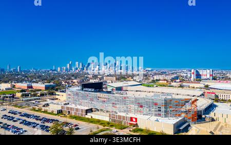 Houston, TX - 26 febbraio 2026: Ampia vista aerea con drone dello stadio TDECU presso l'Università di Houston con lo skyline del centro di Houston visibile nel Foto Stock