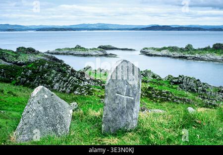 Celtic isola monastica di Eileach un Naiomh, il Garvellachs, Ebridi Interne, Scozia. Tomba di Eithne, madre di San Colombano Foto Stock