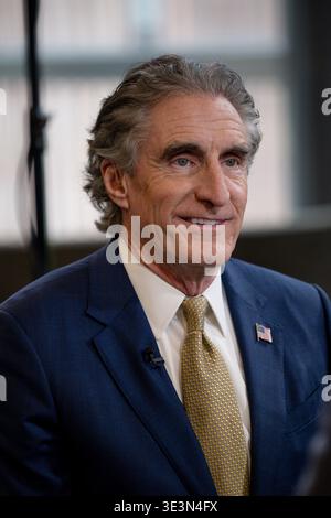 Houston, Stati Uniti. 23 marzo 2026. Doug Burgum, Dipartimento degli interni degli Stati Uniti, parla ai media durante CERAWeek di S&P Global all'Hilton Americas di Houston, Texas, il 23 marzo 2026. La discussione su questo evento riunisce i leader mondiali dell'energia per esplorare il tema di "convergenza e concorrenza: Energia, tecnologia e geopolitica". (Foto di Marcus Ingram/Sipa USA) credito: SIPA USA/Alamy Live News Foto Stock