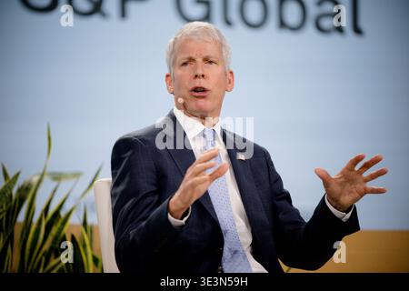 Houston, Stati Uniti. 23 marzo 2026. Chris Wright, Segretario per il Dipartimento dell'energia degli Stati Uniti, parla sul palco durante il CERAWeek di S&P Global all'Hilton Americas di Houston, Texas, il 23 marzo 2026. La discussione su questo evento riunisce i leader mondiali dell'energia per esplorare il tema di "convergenza e concorrenza: Energia, tecnologia e geopolitica". (Foto di Marcus Ingram/Sipa USA) credito: SIPA USA/Alamy Live News Foto Stock
