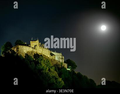 I riflettori del Castello di Stirling seduto sulla rupe vulcanica di Castle Hill. Luna piena di notte. Regione centrale, Scozia Foto Stock