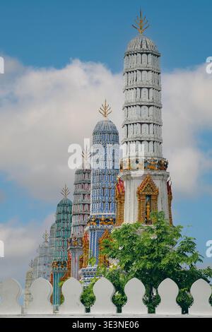 Il Wat Phra Kaew, il Tempio del Buddha di Smeraldo con cielo blu di Bangkok, Asia Thailandia Foto Stock