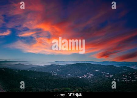Il tramonto è mozzafiato sulle oscure montagne boscose vicino a Barcellona Foto Stock