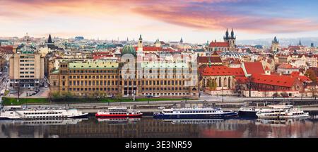 Skyline della città vecchia di Praga al tramonto, Cechia Foto Stock