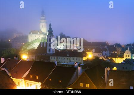 Bellissima vista alla Chiesa e castello di Cesky Krumlov, Repubblica Ceca Foto Stock