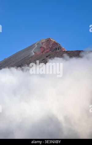 La cima del vulcano Rinjani a Lombok sorge sopra una fitta coperta di nuvole bianche Foto Stock