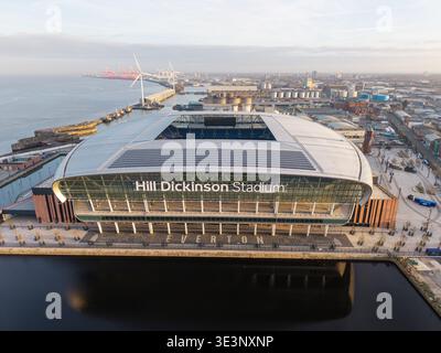 LIVERPOOL, MERSEYSIDE, INGHILTERRA - 18 MARZO 2026: Aerial, Hill Dickinson Stadium presso Bramley-Moore Dock, Liverpool, Merseyside con la storica Liverpo Foto Stock
