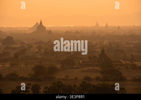 Vista degli antichi templi che attraversano le pianure ricoperte di nebbie dorate, un panorama senza tempo di storia e spiritualità, il vecchio Bagan, la regione di Mandalay, Foto Stock