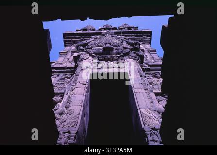 Kala guarda l'ornamento sopra l'ingresso principale del Tempio di Prambanan, Giava, Indonesia, un sito Patrimonio dell'Umanità dell'UNESCO. Fotografato nel 1992 su grande formato. Foto Stock
