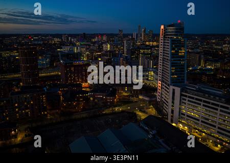 Lo skyline aereo notturno del centro di Leeds presenta la torre Bridgewater Place, edifici illuminati, strade e luci della città durante la serata con dee Foto Stock