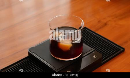 Bicchiere di caffè freddo su tavolo di legno Foto Stock