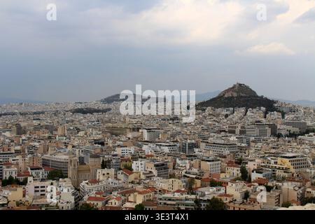 Monte Licabetto e paesaggio urbano di Atene agosto 2024 edifici urbani e cappella in cima alla collina Atene Grecia Foto Stock