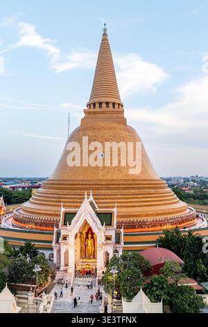 Nakhon Pathom, Thailandia, 22 marzo 2026, Phra Pathom Chedi con l'immagine di Phra Ruang Rojanarit Buddha, il grande stupa si erge come un'importante destinazione turistica Foto Stock