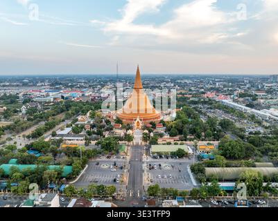 Nakhon Pathom, Thailandia, 22 marzo 2026, Phra Pathom Chedi con l'immagine di Phra Ruang Rojanarit Buddha, il grande stupa si erge come un'importante destinazione turistica Foto Stock