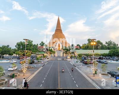 Nakhon Pathom, Thailandia, 22 marzo 2026, Phra Pathom Chedi con l'immagine di Phra Ruang Rojanarit Buddha, il grande stupa si erge come un'importante destinazione turistica Foto Stock
