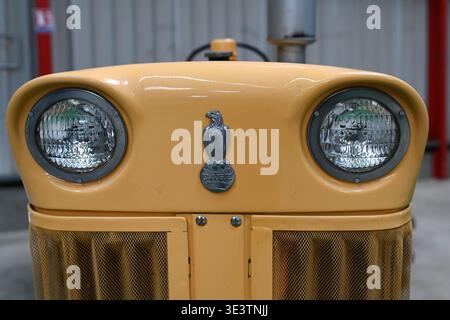 Fari o fari dettaglio del trattore d'epoca diesel Case 530 Dual Range Drive. Prodotto tra il 1960 e il 1969 Foto Stock