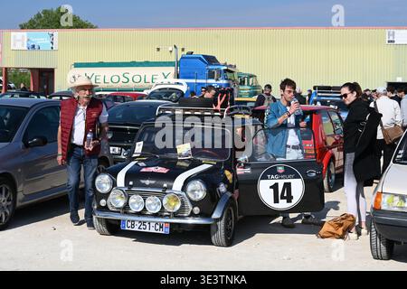 Visitatori alla mostra di auto d'epoca o al Motor Show e alla Mini Cooper d'epoca nei colori da corsa o all'auto da rally al Motor Passion Motor Show di Avignone, Francia Foto Stock