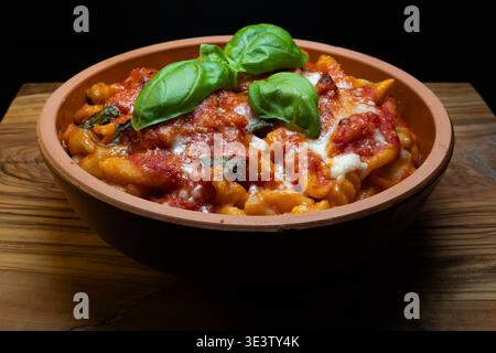 Gli gnocchi alla sorrentina sono gnocchi di patate conditi con una semplice salsa di pomodoro aromatizzata al basilico, arricchiti con mozzarella e parmigiano, e t Foto Stock