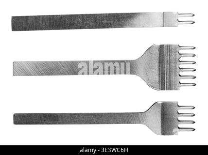 Utensili artigianali in pelle â€” denti, allacciatura, scalpelli da cucire, singolarmente su sfondo bianco Foto Stock
