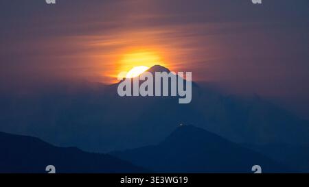 La luna piena proietta una luce serena sul Monte bianco, mettendo in risalto la maestosa silhouette delle Alpi. Una scena mozzafiato di bellezza naturale e tranqu Foto Stock