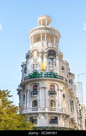 Madrid, Spagna - 30 novembre 2021: L'edificio Rolex sulla Gran via di Madrid è una struttura iconica nota per la sua architettura distintiva Foto Stock
