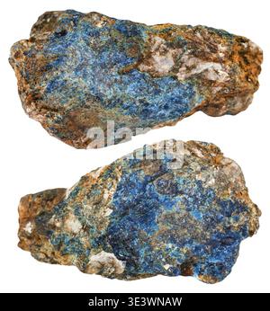 Due pezzi di pietre minerali lazulite blu scuro su mica, su sfondo bianco Foto Stock