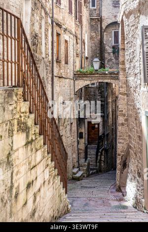 La pittoresca via Sant'Agata, una stretta via medievale nel centro storico di Perugia, regione Umbria, Italia. Foto Stock